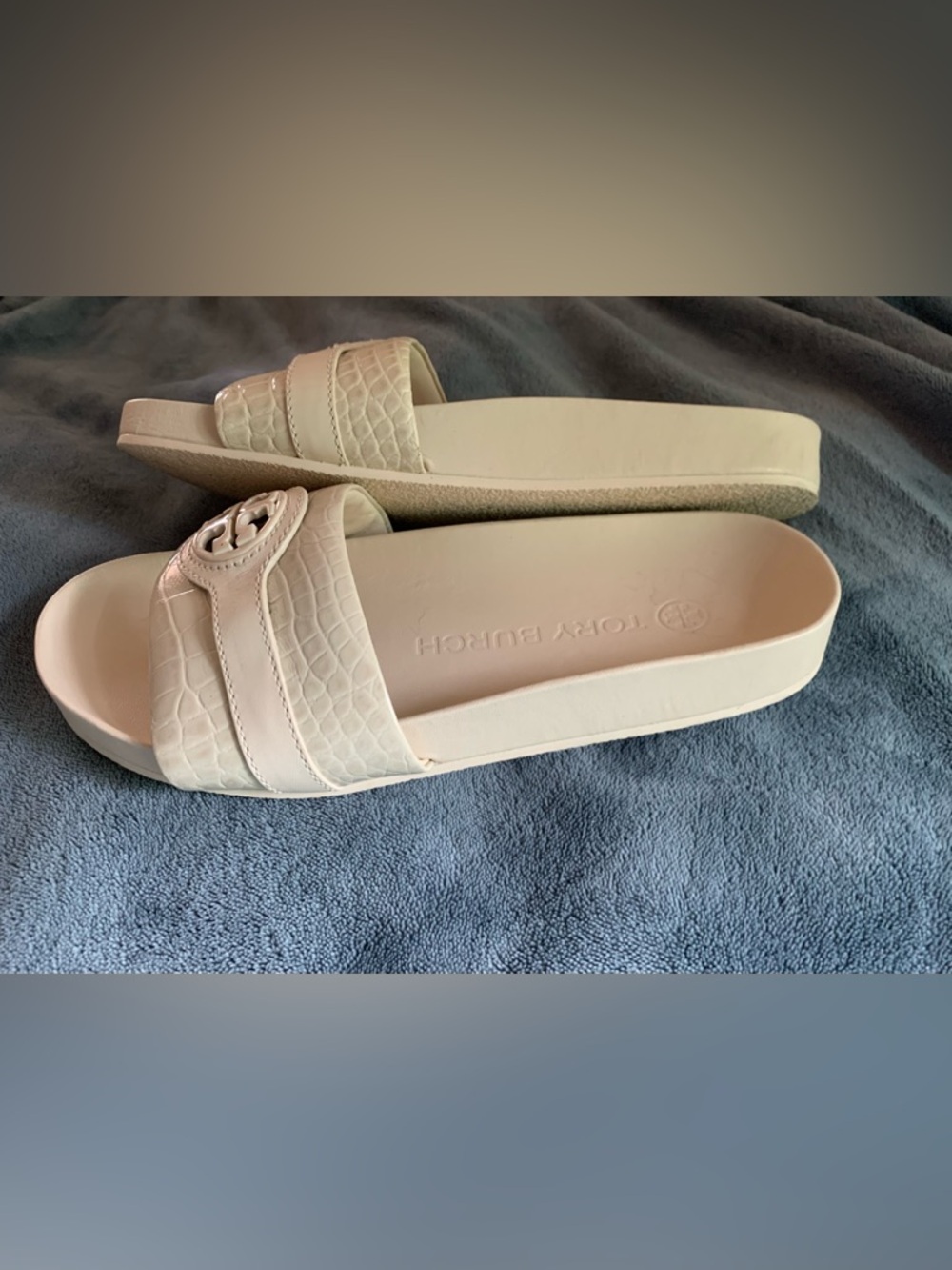 Tory Burch Beige Croc-Embossed Logo Slide Sandals Cream size 8 - Picture 4 of 5